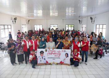 Sampaikan Salam dari Gubernur Arinal, Riana Sari Serahkan Bansos Program Yansos Jejama di Pringsewu