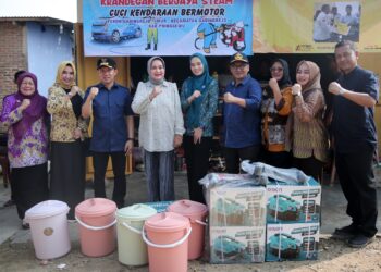 Wujudkan Janji Kerja Gubernur, Riana Sari Arinal Berikan Bantuan Sembako dan Alat Steam untuk Warga Pringsewu