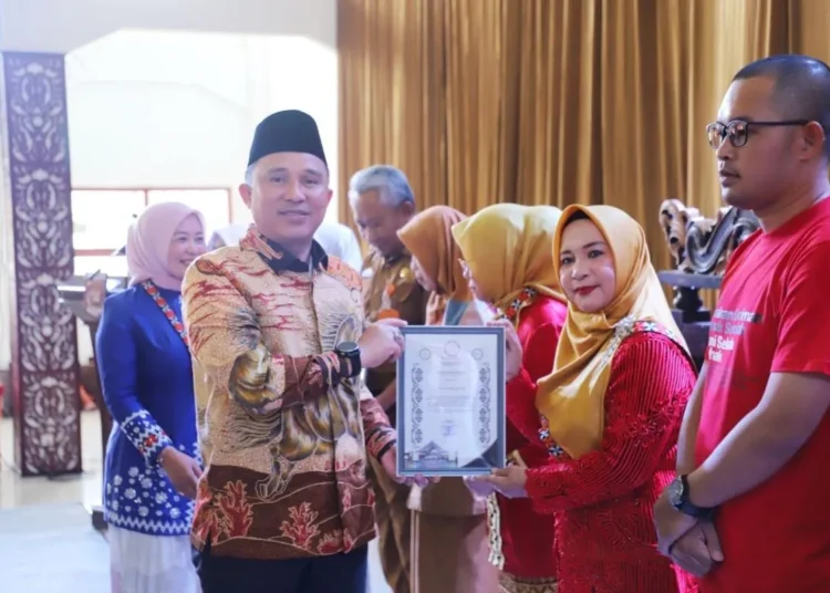 Bupati Lampung Barat Minta Lulusan Beasiswa Jadi Penggerak Kesenian Daerah